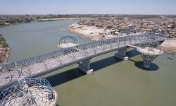 المباشرة بتركيب الزجاج الخارجي لجسر الكريعات للمشاة فوق نهر دجلة ببغداد.